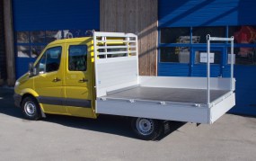 Lieferwagen_Aluminiumbrücke_links_hinten_Seitenläden_offen_H600
