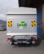Lieferwagen mit Blachengestell und Hebebühne