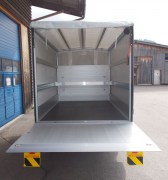 Lieferwagen mit Blachengestell und Hebebühne