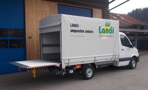 Lieferwagen mit Blachengestell und Hebebühne