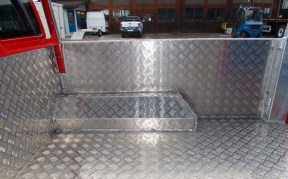 Aluminiumauskleidung mit verzinkten Stangenträger